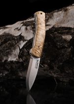 ca-19004e_casstroem_messer_lars_faelt_slip_joint_curly_birch_maserbirke_boehler_n690_scandi